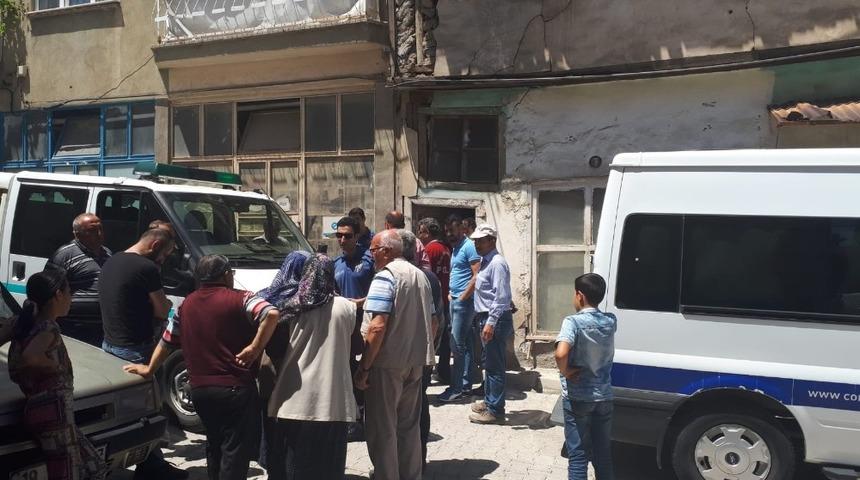 Evinde ölü bulundu