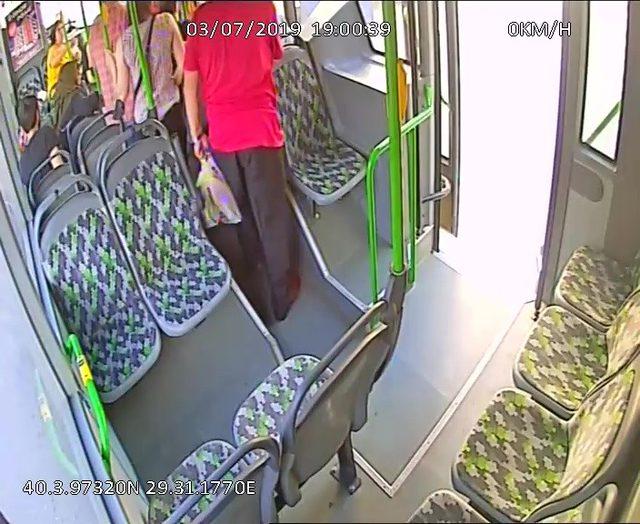 Bursa’da otobüs sürücüsü, fenalaşan yolcuyu hastaneye yetiştirdi