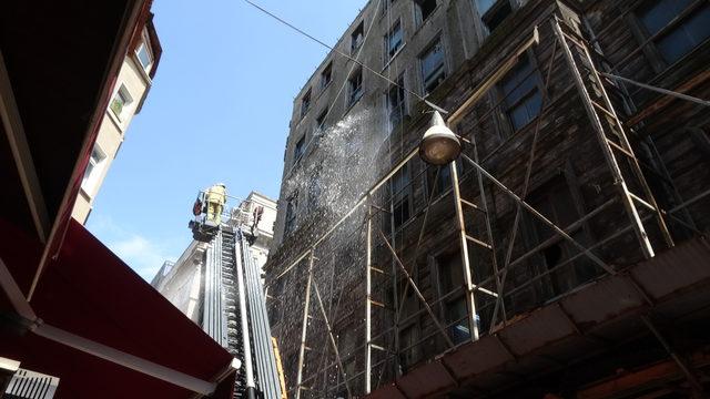 Beyoğlu’nda 6 katlı eski binada yangın paniği