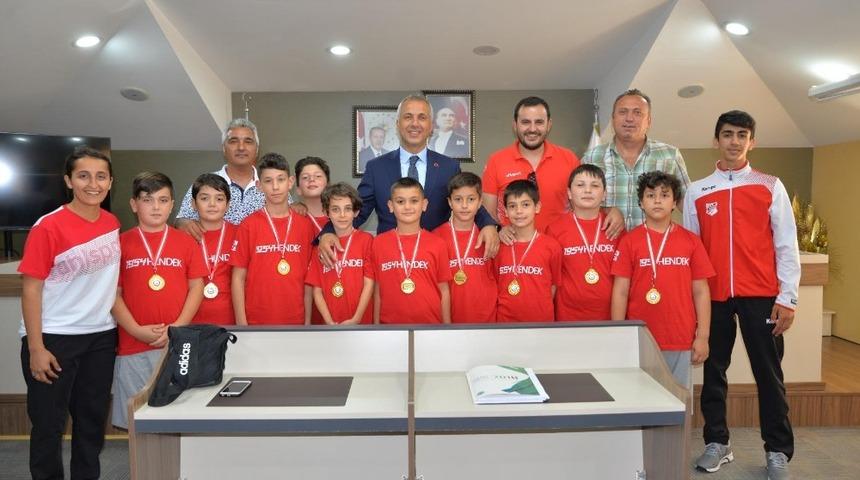 Minikler Hentbol’da gururlandırdı