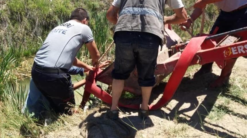 Su kanalına d&uuml;şen inek itfaiye ekiplerince kurtarıldı