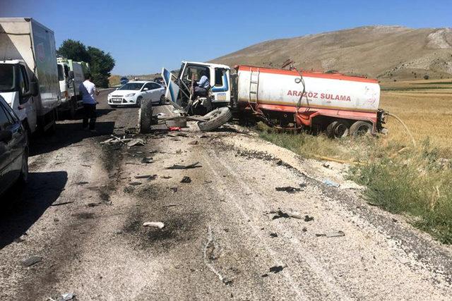 Otomobille su tankeri &ccedil;arpıştı: 1 &ouml;l&uuml;, 1 yaralı 1