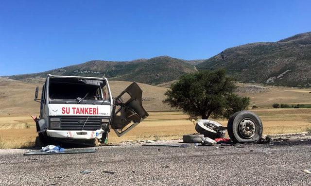Otomobille su tankeri &ccedil;arpıştı: 1 &ouml;l&uuml;, 1 yaralı 3