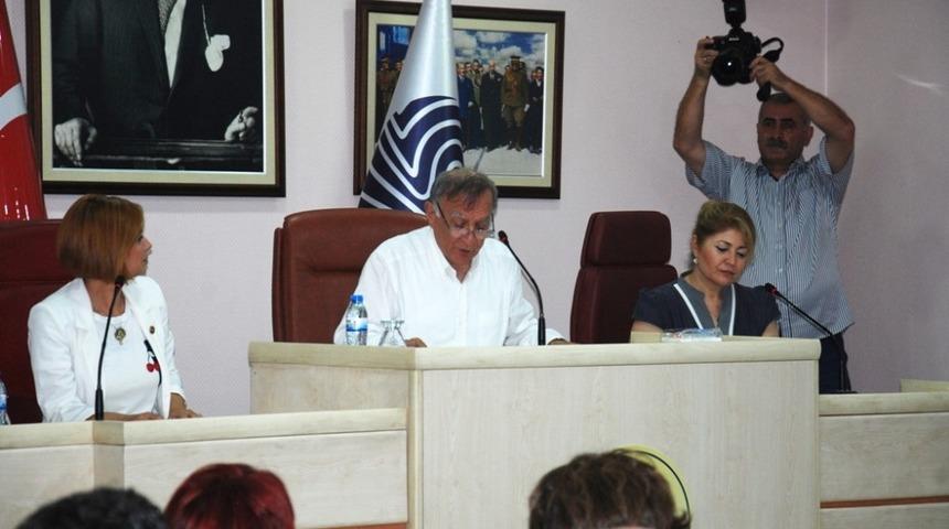 Akay, eleştirilere cevap vermedi