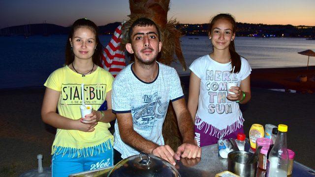 Niyazi, plajda bardakta mısır satarak ailesine destek oluyor