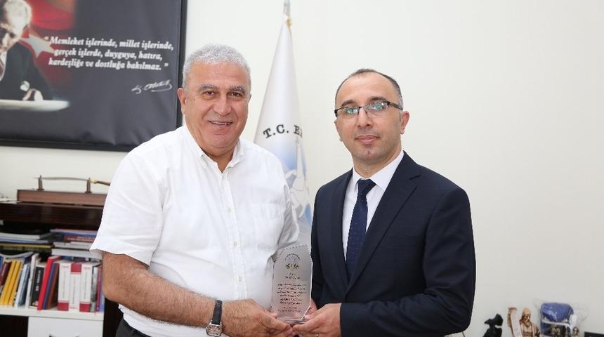 Başkan Atay&rsquo;dan Op. Dr. Ali Duran&rsquo;a plaket