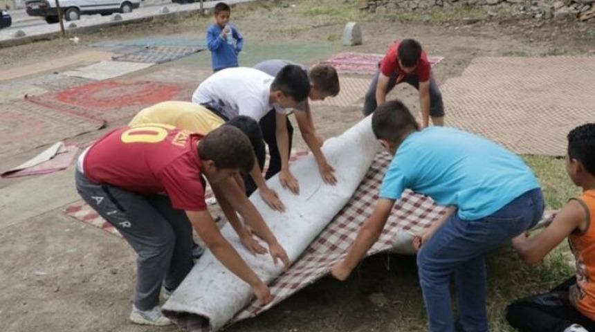 Mahallelerinde halı saha olmayınca çözümü böyle buldular! 