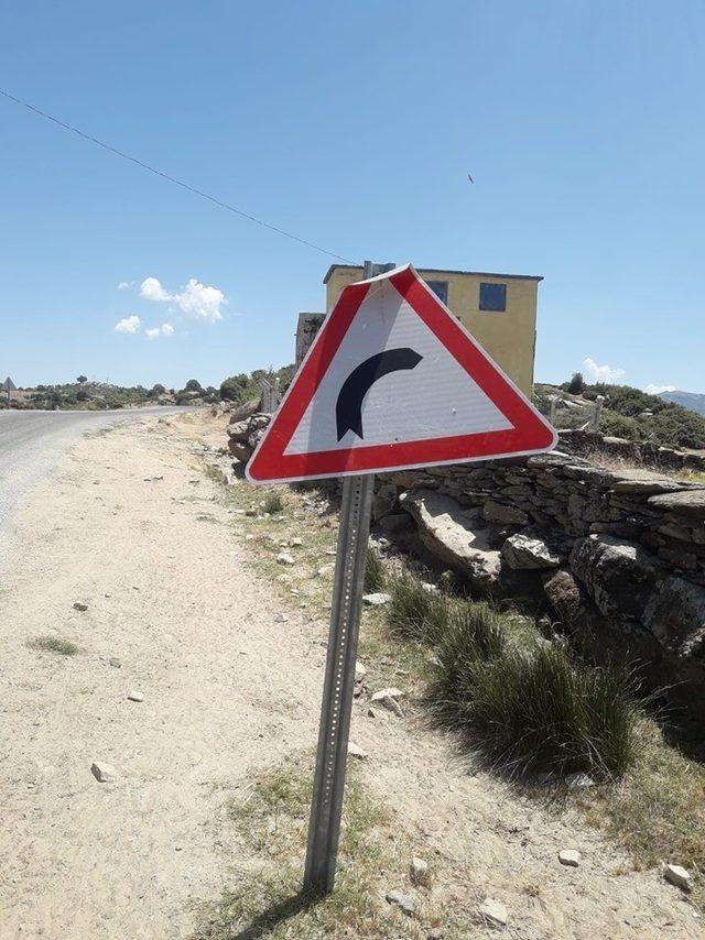 Köy yolundaki tüm levhaları zarar verdiler