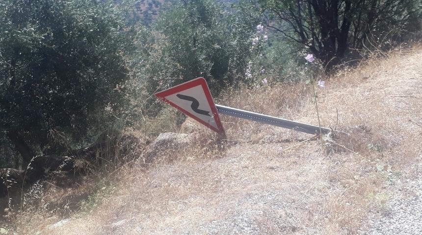 K&ouml;y yolundaki t&uuml;m levhaları zarar verdiler