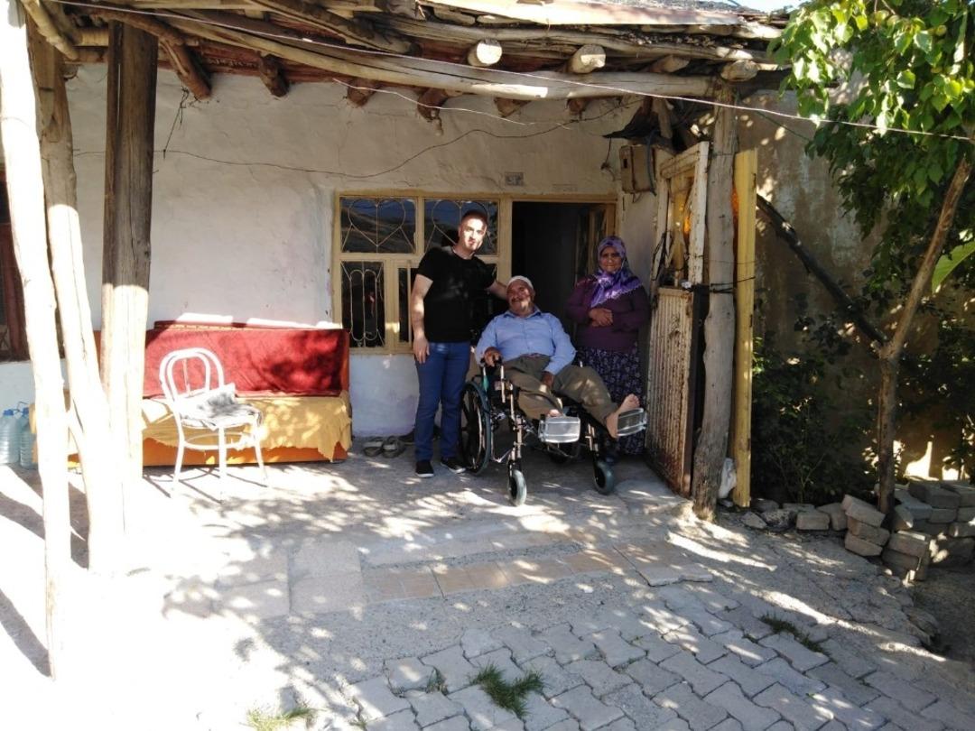 Engelli vatandaşlara klozet destekli tekerlekli sandalye