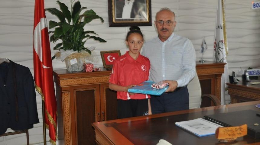 T&uuml;rkiye Şampiyonu tekvandocu Yangın, İl&ccedil;e Milli Eğitim M&uuml;d&uuml;r&uuml; Mahmut Demir&rsquo;i ziyaret etti