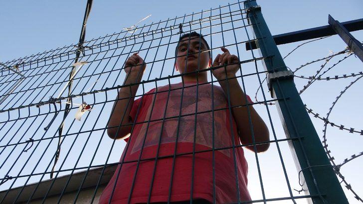 Oyun oynamak için girdiği okulun bahçesinde mahsur kaldı! G2