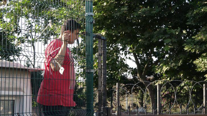 Oyun oynamak için girdiği okulun bahçesinde mahsur kaldı! G3