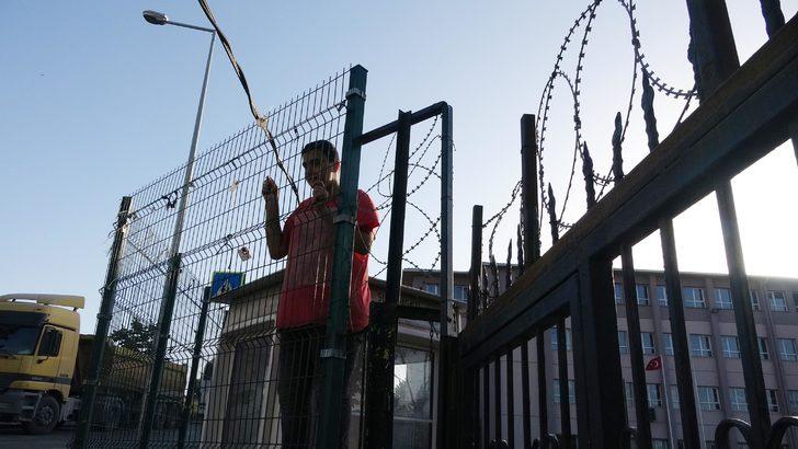 Oyun oynamak için girdiği okulun bahçesinde mahsur kaldı! G4