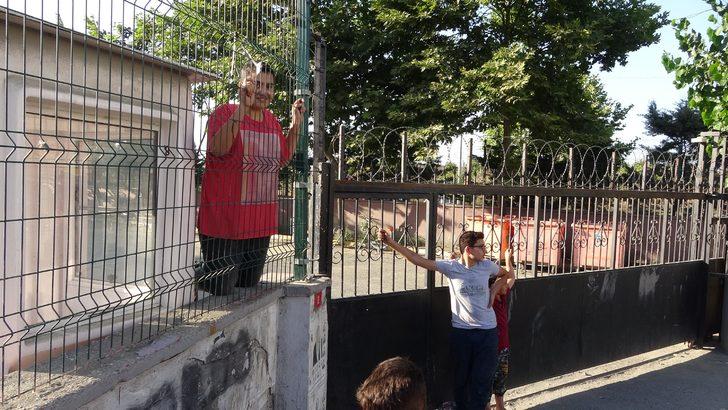 Oyun oynamak için girdiği okulun bahçesinde mahsur kaldı! G1