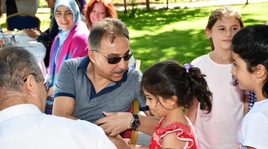 Vali Toprak’tan, çocuklara sevgi dolu kahvaltı