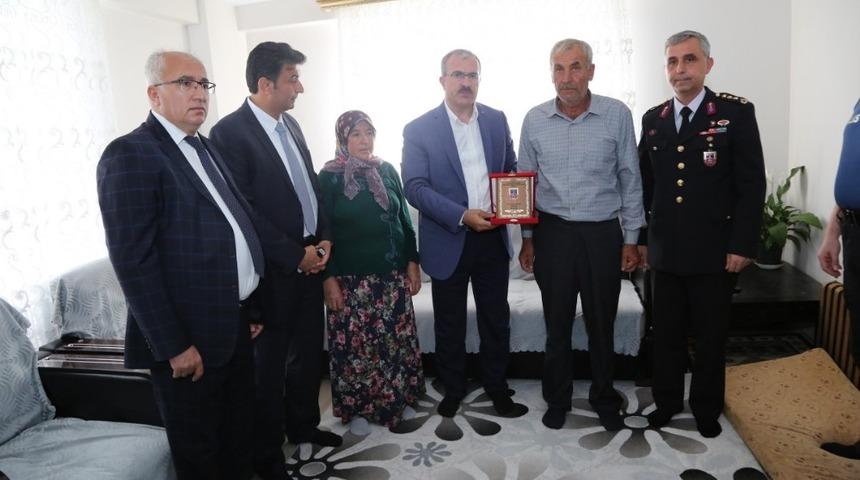 Vali, Şehit Halil İbrahim &Ouml;zt&uuml;rk&rsquo;&uuml;n ailesine &rsquo;Hizmet şilti&rsquo; takdim etti