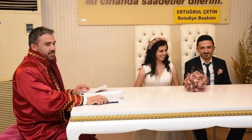 Başkan Ertuğrul &Ccedil;etin ilk nikahını kıydı