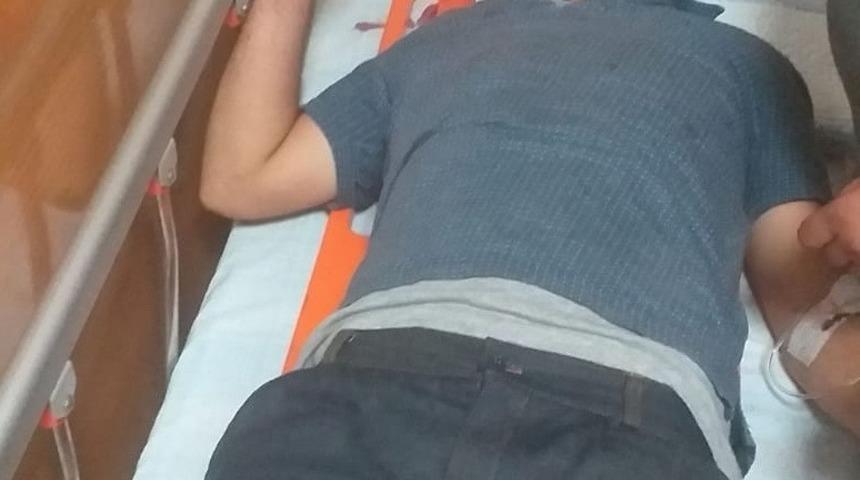 Minib&uuml;sle &ccedil;arpışan motosiklet s&uuml;r&uuml;c&uuml;s&uuml; yaralandı