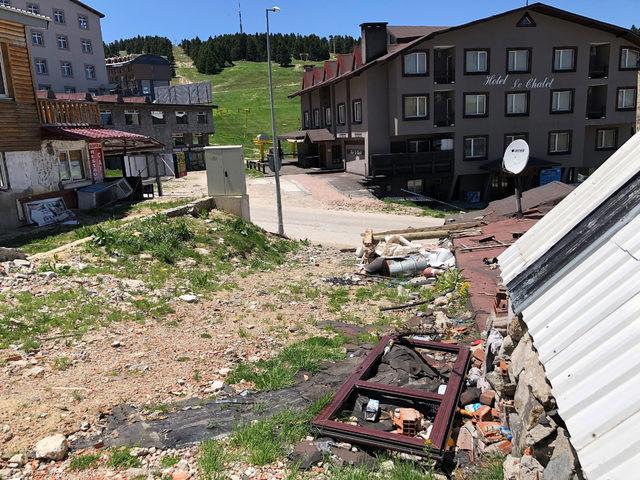 Uludağ'daki kirlilik, karlar eriyince ortaya çıktı