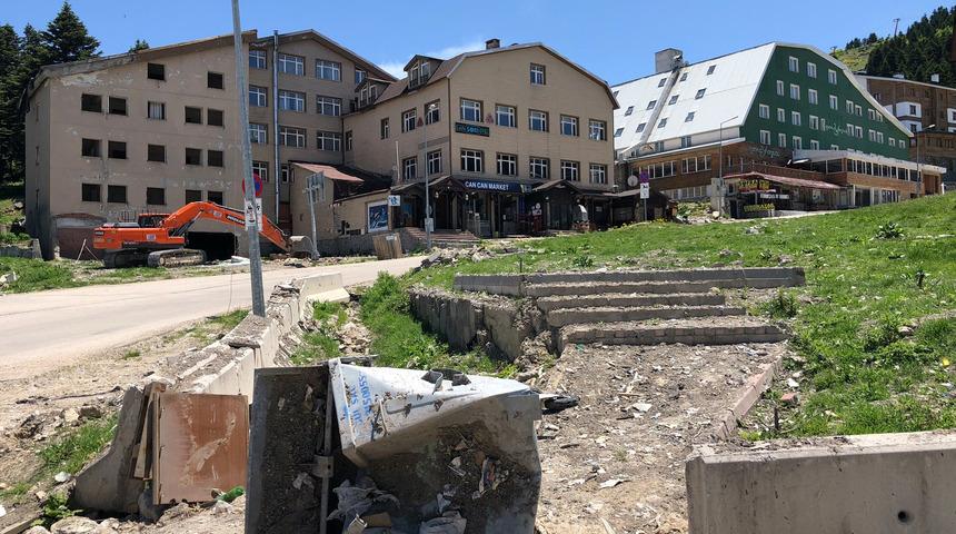 Uludağ'daki kirlilik, karlar eriyince ortaya çıktı