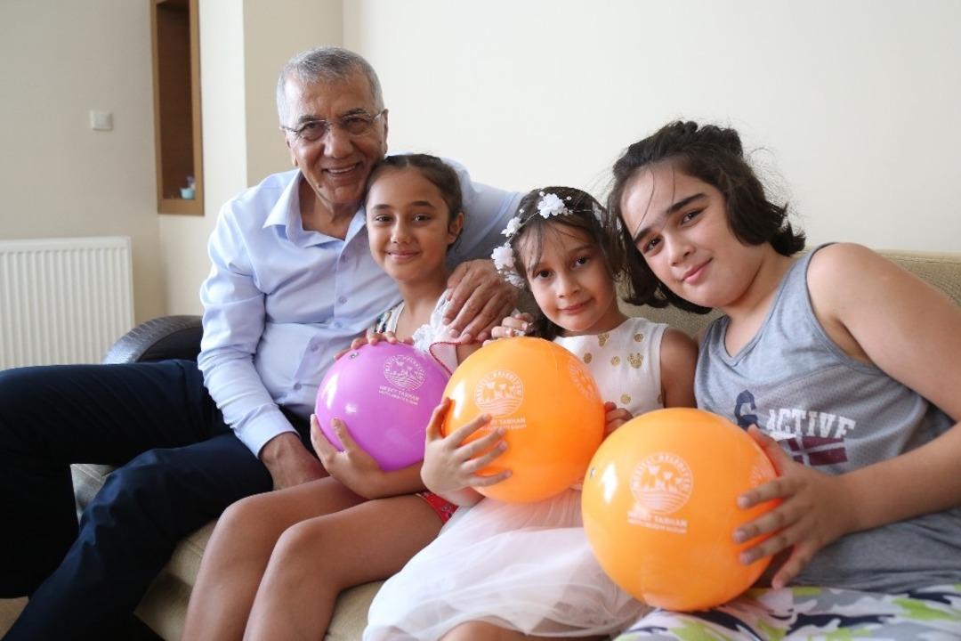 Başkan Tarhan, minik Nazlı&rsquo;yı kırmadı, evine misafir oldu