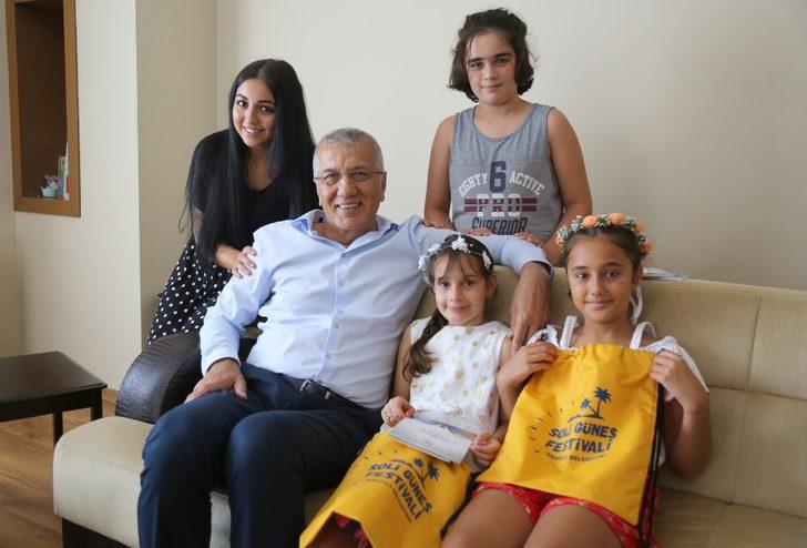 Başkan Tarhan, minik Nazlı’yı kırmadı, evine misafir oldu G3