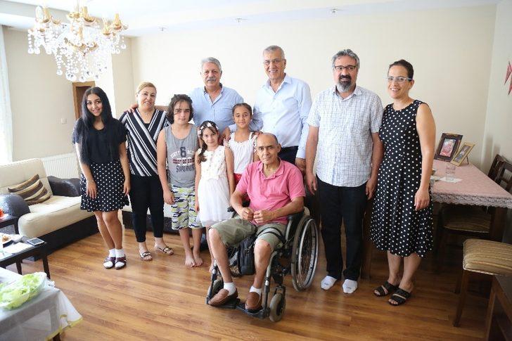 Başkan Tarhan, minik Nazlı’yı kırmadı, evine misafir oldu G4