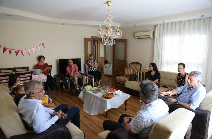 Başkan Tarhan, minik Nazlı’yı kırmadı, evine misafir oldu G5