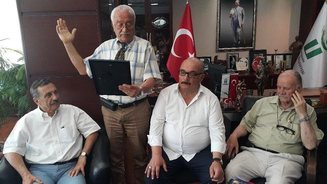 ESKÜDER’li şairler Başkan Ataç için şiir yazdılar ve takdim ettiler