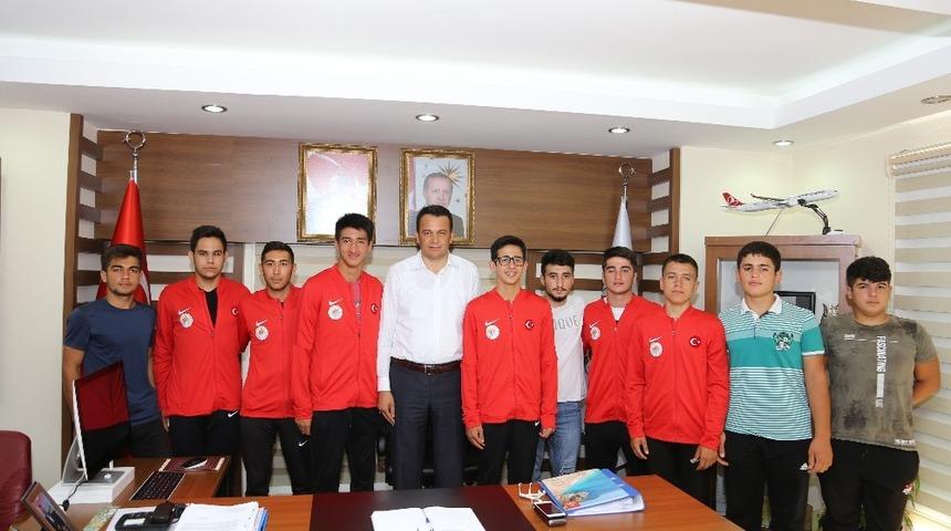 Başkan Ulutaş güreşçileri Kırkpınar’a uğurladı