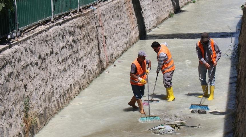 Derelerde temizlik &ccedil;alışmaları s&uuml;r&uuml;yor