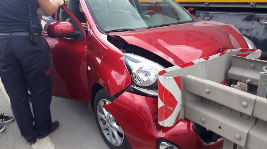 Bariyerlere &ccedil;arpan otomobildeki vatandaşlar şok ge&ccedil;irdi