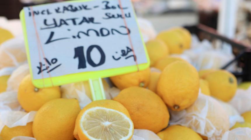 Antalyalı, limonu taneyle alıyor