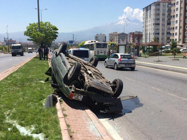 Direksiyon hakimiyeti kaybolan otomobil ters döndü