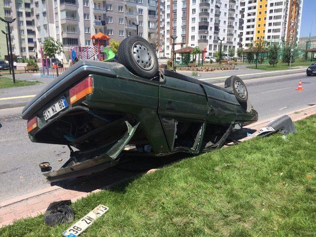 Direksiyon hakimiyeti kaybolan otomobil ters döndü