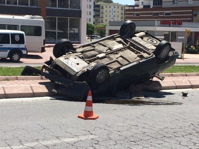 Direksiyon hakimiyeti kaybolan otomobil ters döndü