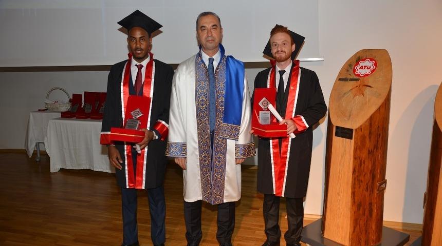 AT&Uuml;&rsquo;de mezuniyet coşkusu