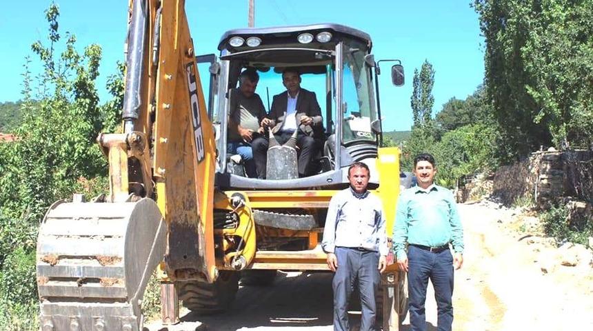 Kaymakam Okatan, iş makinesiyle yol yapım çalışmasına katıldı