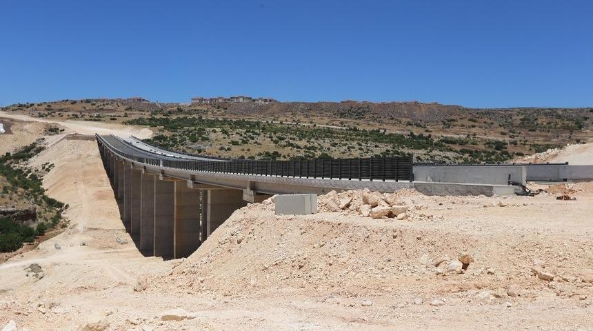 Kuzey Antep Yolu viyad&uuml;ğ&uuml;nde son r&ouml;tuşlar