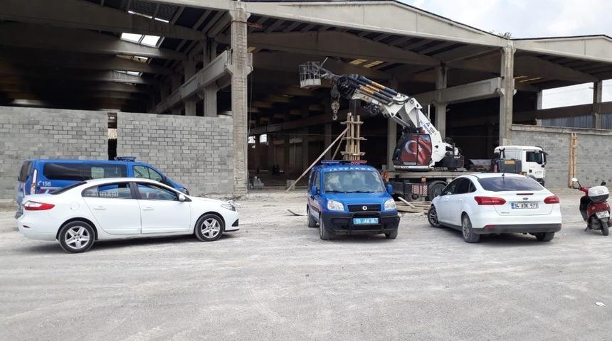 &Ccedil;atıdan d&uuml;şen iş&ccedil;i hayatını kaybetti