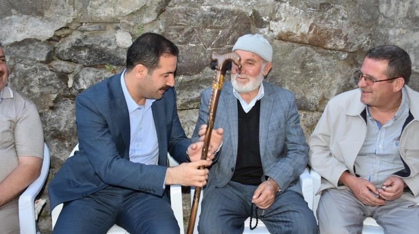 Bastonuyla tıkanan mazgalı temizleyen amcaya teşekkür ziyareti