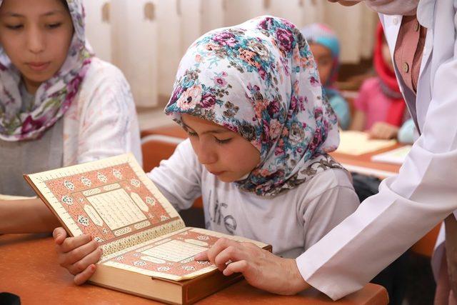 Şehitkamil’de öğrenciler Kur’an-ı Kerim öğrenerek tatilini geçiriyor