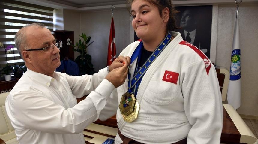 Avrupa Şampiyonu judocu altınla &ouml;d&uuml;llendirildi