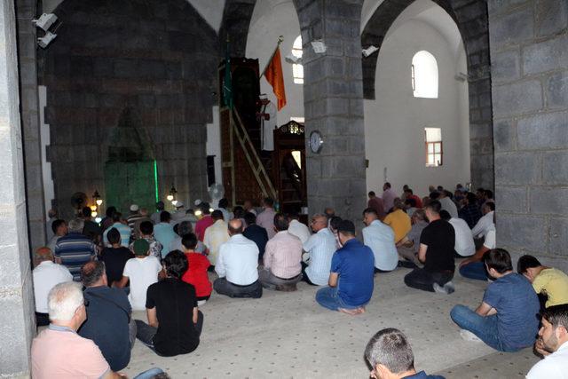 Niksar'daki tarihi camide 'kılıçlı hutbe' geleneği yaşatılıyor