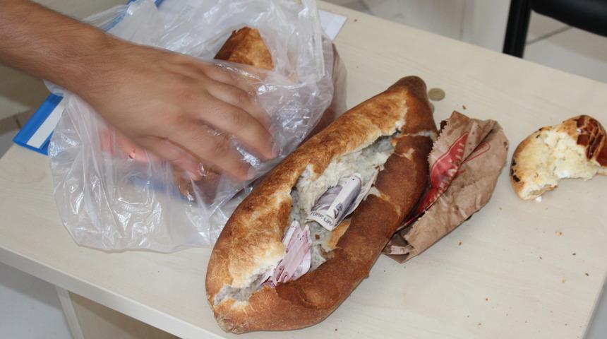 Dilencilerin ekmeğinin arasından para çıktı!