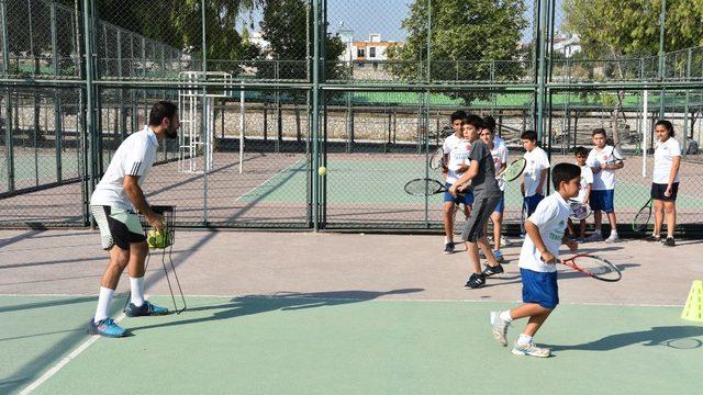 Geleceğin tenisçileri Toroslar’da yetişiyor