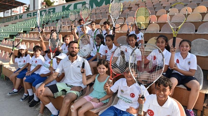 Geleceğin tenisçileri Toroslar’da yetişiyor
