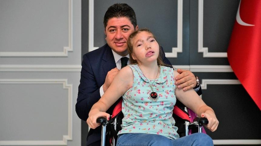 Başkandan epilepsi hastası Sudenur’a sürpriz doğum günü