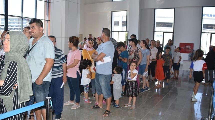 Aliağa Gen&ccedil;lik Merkezindeki y&uuml;zme kurslarına yoğun ilgi